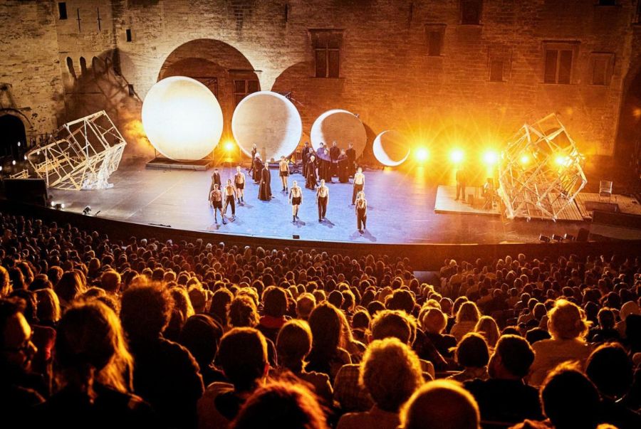 Các buổi biểu diễn nghệ thuật ấn tượng với sự tham gia của đông đảo du khách