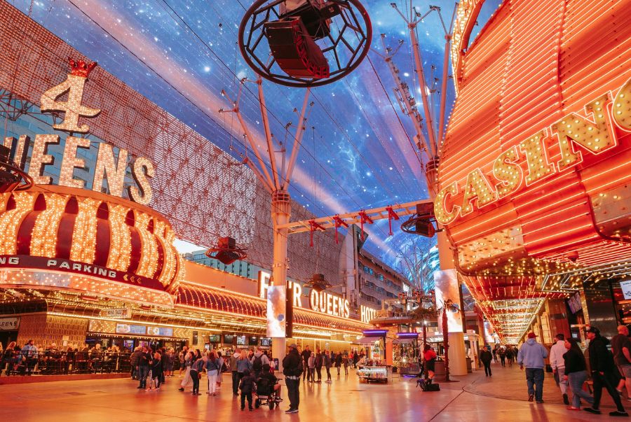Khung cảnh ngập tràn ánh sáng đèn từ các biển hiệu tại Fremont Street