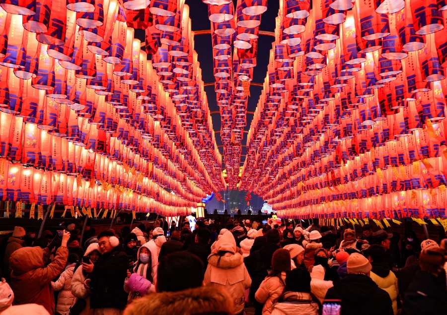 Sự nhộn nhịp tại lễ hội đèn lồng Trung Hoa