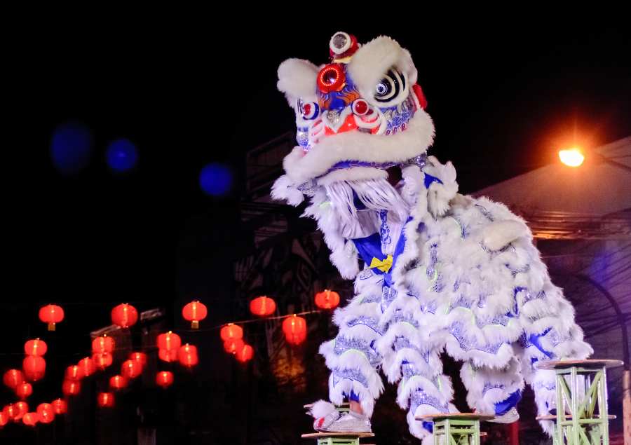 Hình ảnh những con lân rực rỡ sắc màu biểu diễn chuyên nghiệp tại lễ hội