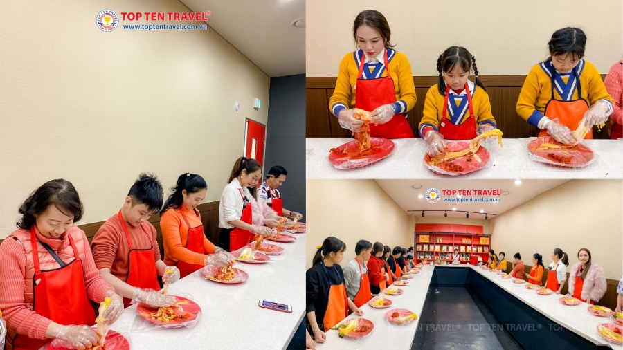Các vị khách nhà Top Ten Travel được trải nghiệm lớp học làm kim chi khi đi du lịch Hàn Quốc
