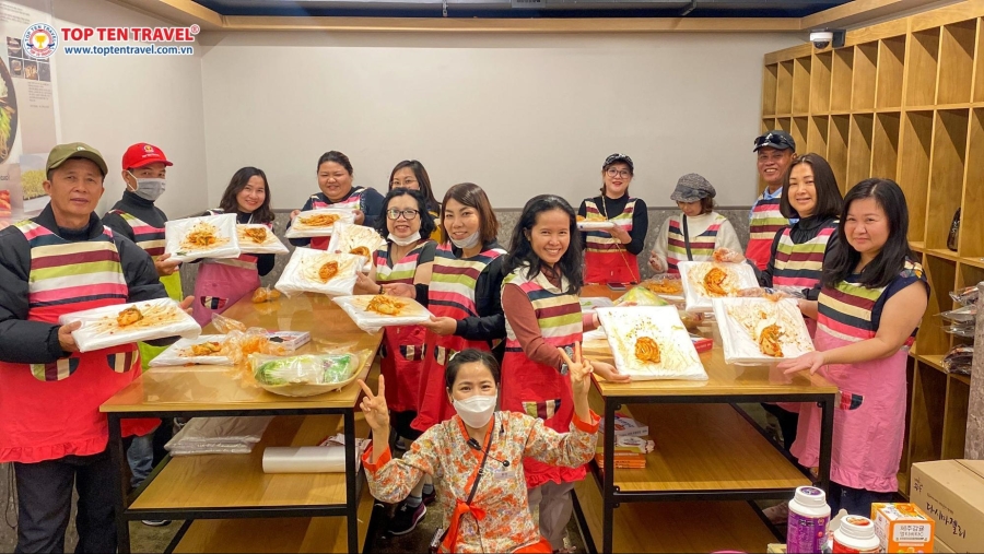Các vị khách nhà Top Ten Travel hào hứng tham gia lớp học làm kim chi khi đi du lịch Hàn Quốc