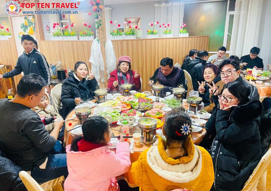 Đoàn Khách Top Ten Travel thưởng thức ẩm thực địa phương đặc trưng tại Lệ Giang