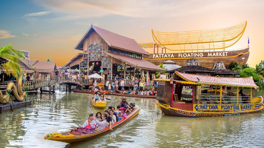 Một trong những trải nghiệm đặc trưng và không thể bỏ qua khi đến chợ nổi Pattaya chính là dạo thuyền ngắm cảnh