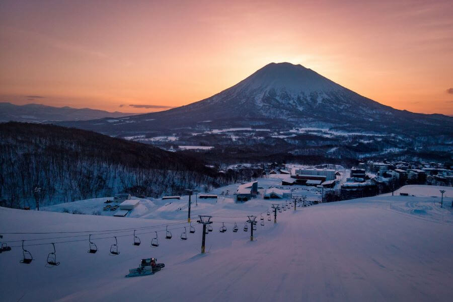 Hokkaido mùa đông biến thành một thiên đường tuyết trắng lộng lẫy, thu hút du khách từ khắp nơi trên thế giới