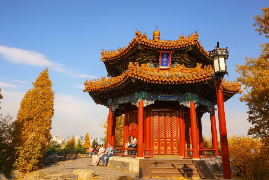 Du khách đừng quên ghé qua công viên Cảnh Sơn để ngắm trọn Tử Cấm Thành từ trên cao