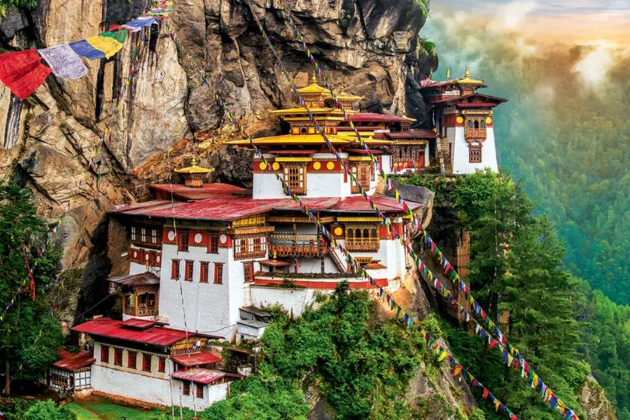 Tu viện Tiger’s Nest nằm trên đỉnh núi cao với sự bao bọc của mây và núi