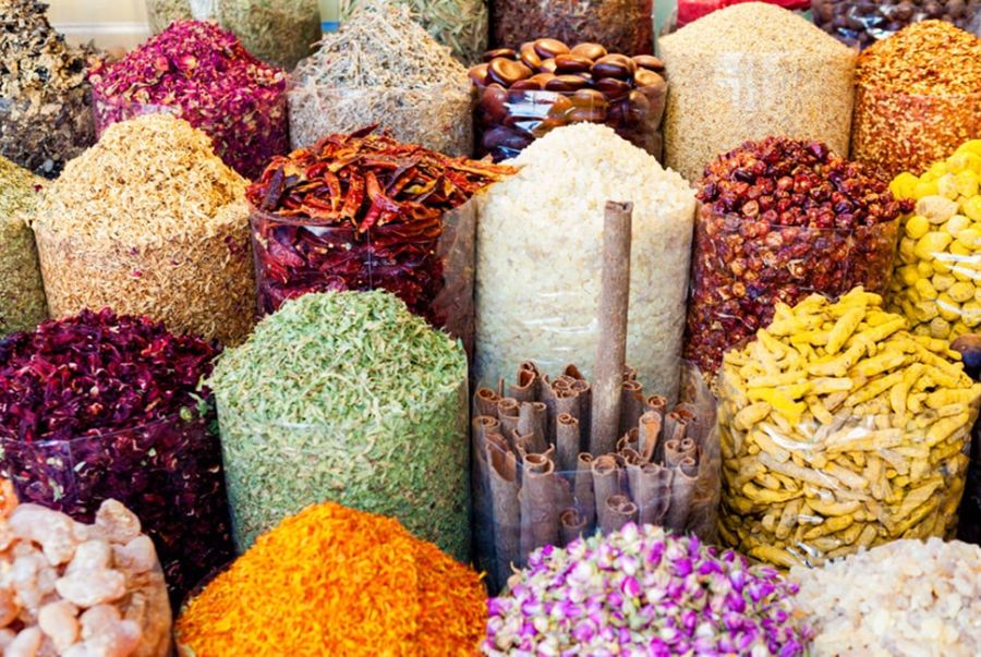 Cac món ăn tại Ai Cập đa số sử dụng các loại nguyên liệu thảo mộc như rau mùi, hạt thì là, quế, đinh hương, nhục đậu khấu...