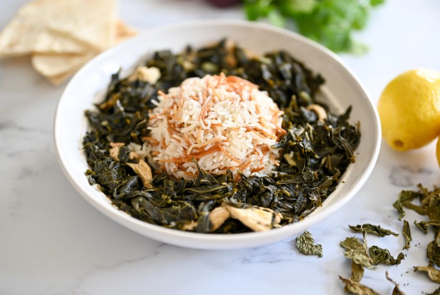 Molokhia có độ sánh đặc biệt, thường được ăn kèm với cơm trắng và các loại thịt như gà, thỏ hoặc thịt bò hầm