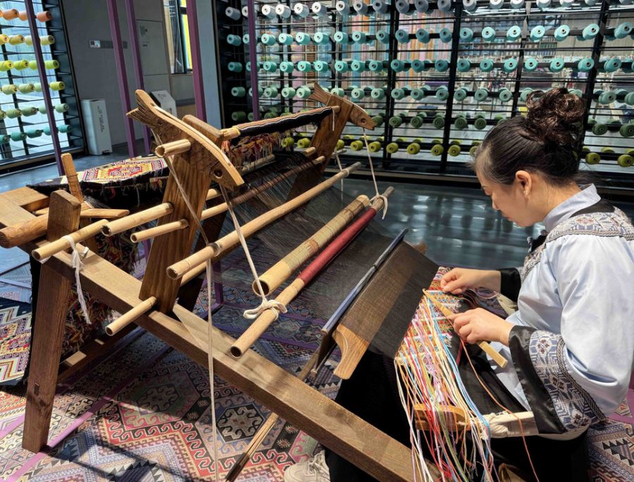 Dệt thổ cẩm là ngành nghề phổ biến nhất của người dân Vân Nam