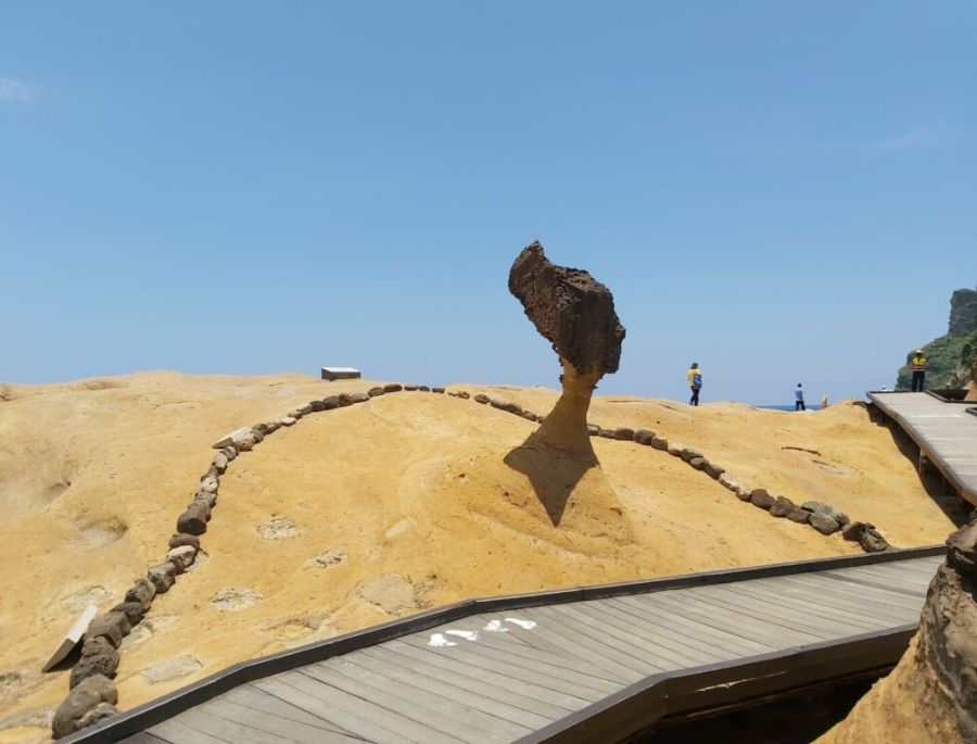 Đường cong nữ vương là một dải đá uốn lượn mềm mại, trải dài theo hình cung tự nhiên bao quanh đầu đá Nữ Hoàng 