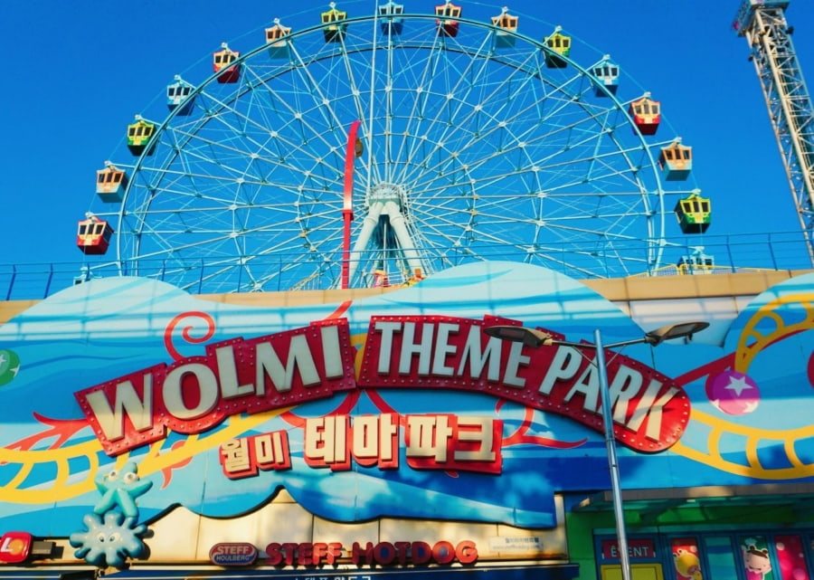 Vòng quay khổng lồ Ferris Wheel là điểm nhấn nổi bật của công viên