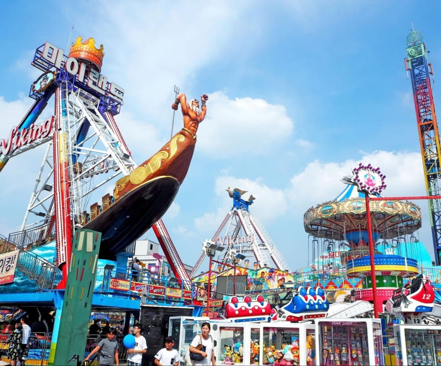 Trò chơi Viking tại Wolmi Theme Park mang đến trải nghiệm “bay lên không trung” với những cú lắc mạnh đầy phấn khích