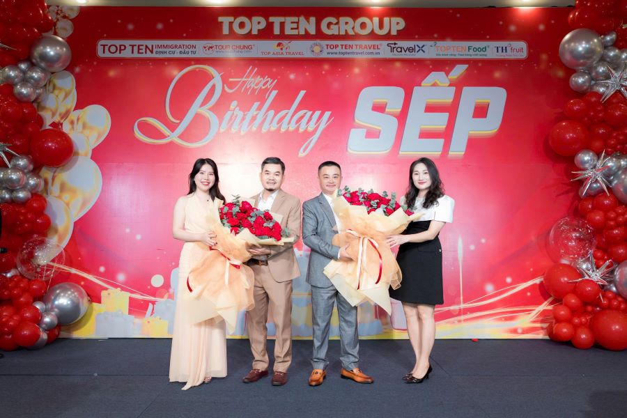 Phần trao tặng hoa dành cho Ông Dương Bá Hưng và Ông Nguyễn Văn Toàn - Hai vị lãnh đạo cấp cao của Top Ten Group