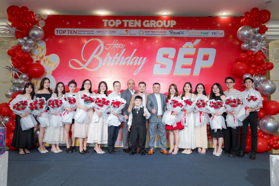 Ban Lãnh Đạo Cấp Cao Top Ten Group trao hoa và quà tặng cho những nhân viên có sinh nhật trong tháng 8
