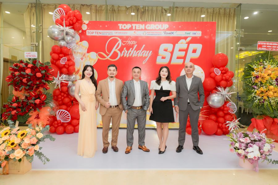 Ban Lãnh Đạo Top Ten Group chụp ảnh lưu niệm tại buổi tiệc “FAMILY DAY & HAPPY BIRTHDAY SẾP”