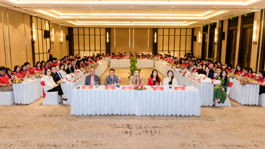 Buổi hội nghị có sự tham dự của Ban Lãnh Đạo Cấp Cao cũng tập thể Nhân Viên của Top Ten Travel