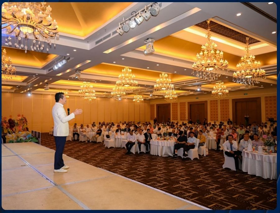  Ông Phạm Thanh Hưng, Chủ tịch CenGroup và nhà sáng lập nền tảng AIChot.vn chia sẻ tại buổi tọa đàm