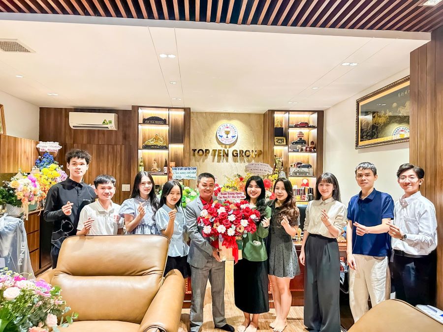 Phòng Trung Quốc tặng hoa và chúc mừng sinh nhật Sếp