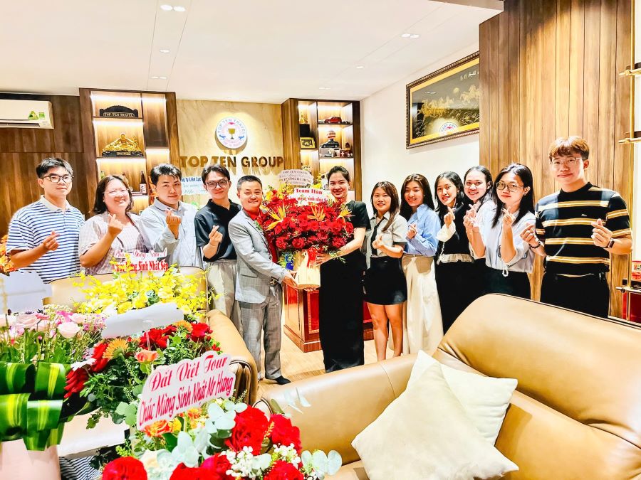 Phòng Hàn Quốc tặng hoa và chúc mừng sinh nhật Sếp