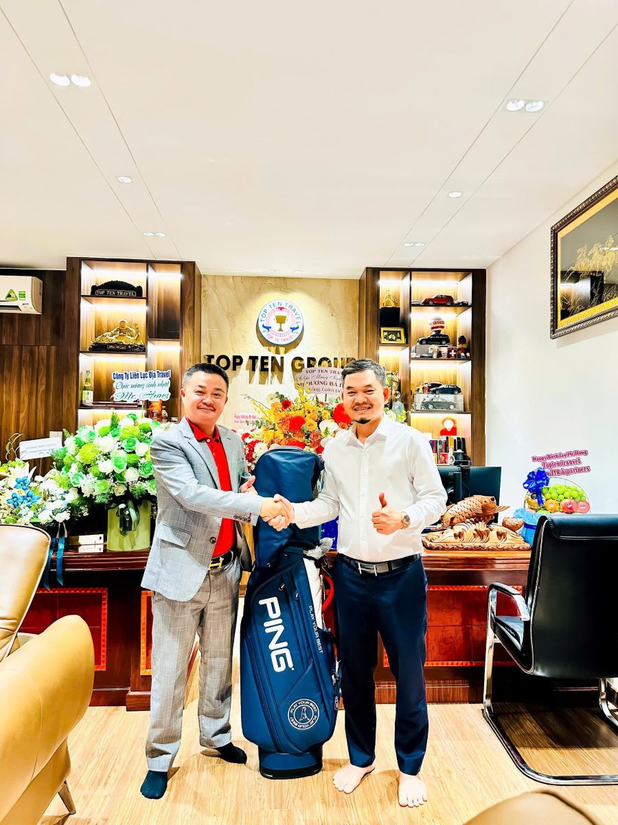 Ông Dương Bá Hưng và Ông Nguyễn Văn Toàn, 2 lãnh đạo cao cấp nhất tại Top Ten Travel chụp ảnh lưu niệm