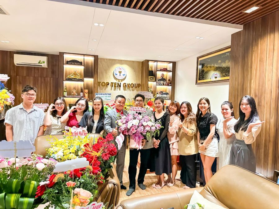 Phòng Châu Âu tặng hoa và chúc mừng sinh nhật Sếp