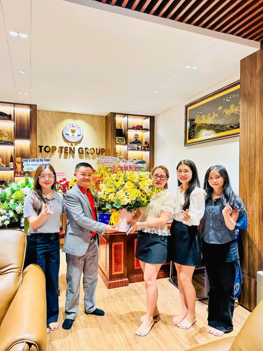 Phòng Đông Nam Á tặng hoa và chúc mừng sinh nhật Sếp