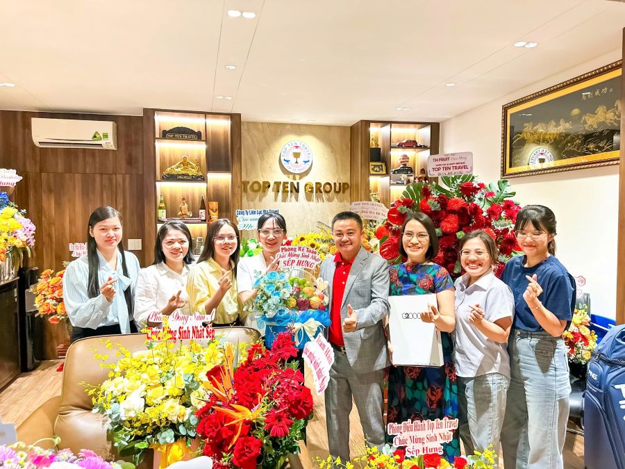 Phòng Kế Toán tặng hoa và chúc mừng sinh nhật Sếp