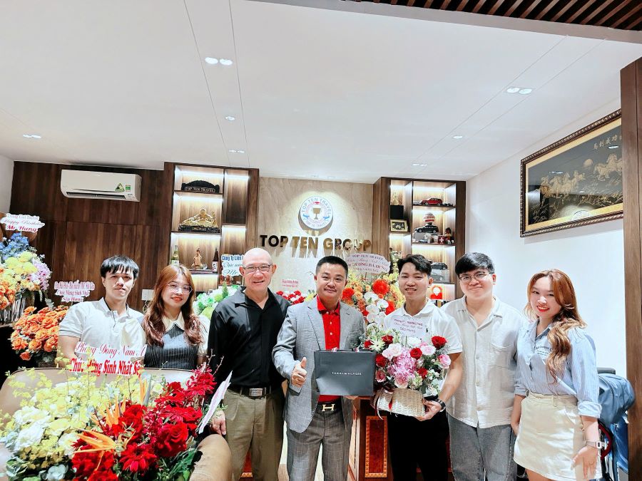 Phòng IT - Marketing tặng hoa và chúc mừng sinh nhật Sếp