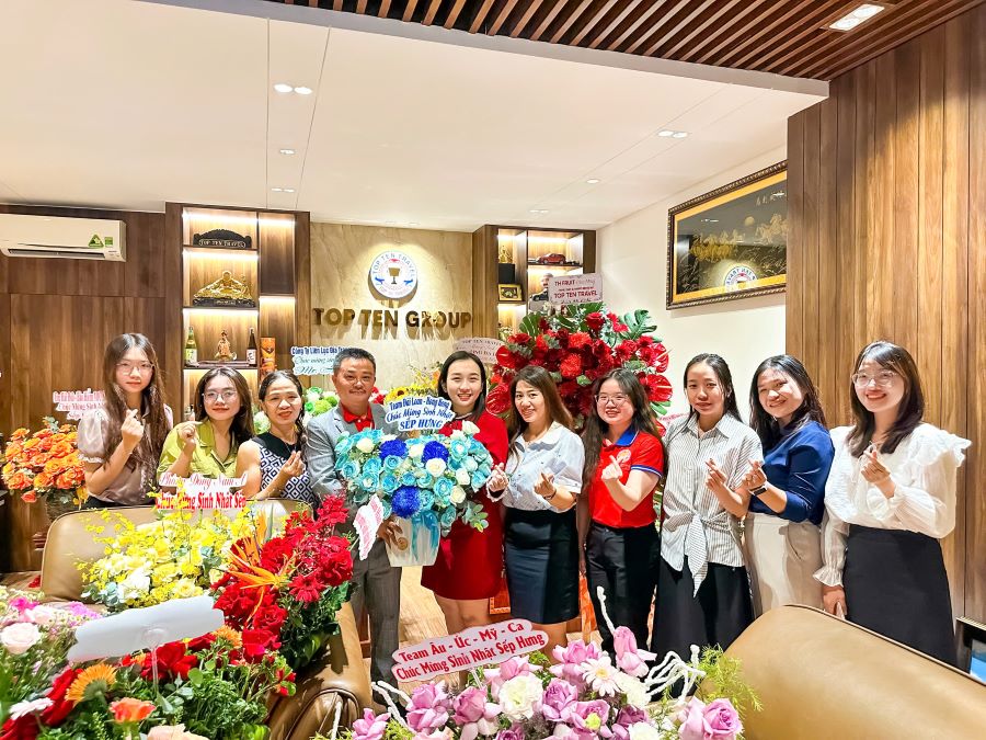 Phòng Đài Loan tặng hoa và chúc mừng sinh nhật Sếp