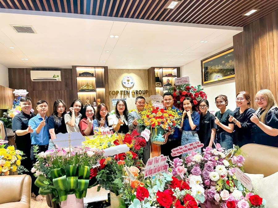Phòng Điều Hành tặng hoa và chúc mừng sinh nhật Sếp