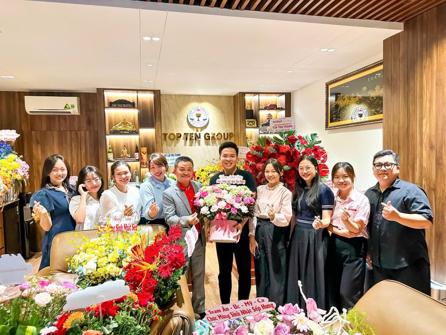 Phòng Nhật Bản tặng hoa và chúc mừng sinh nhật Sếp