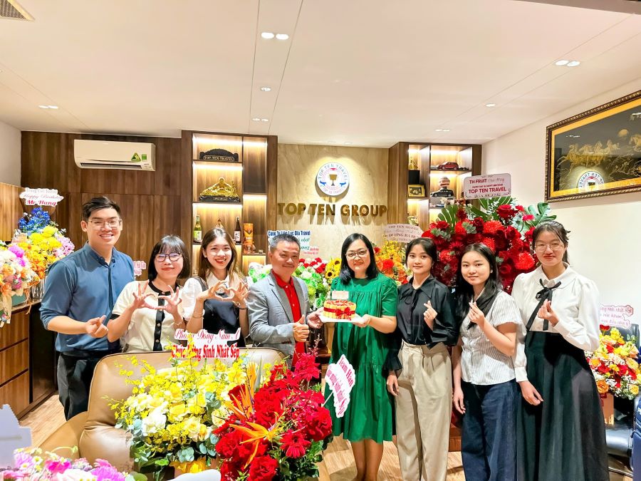 Phòng Đại Lý tặng hoa và chúc mừng sinh nhật Sếp
