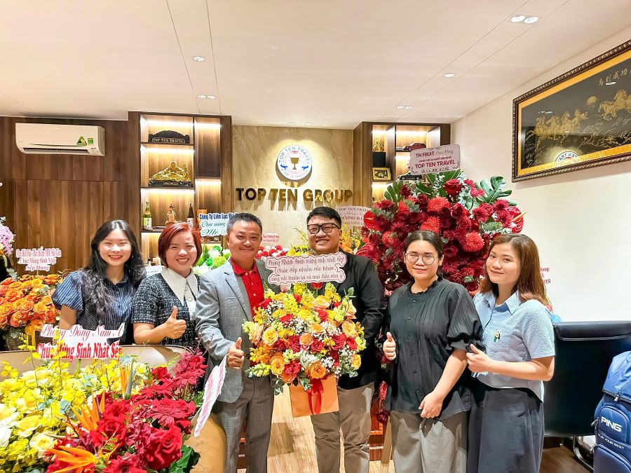 Phòng Khách Đoàn tặng hoa và chúc mừng sinh nhật Sếp