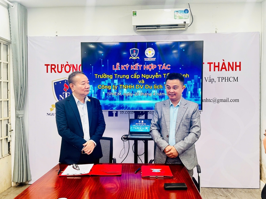 Buổi lễ có sự góp mặt của 2 đại diện cấp cao là Ông Hoàng Quốc Long – Hiệu Trưởng Trường Trung Cấp Nguyễn Tất Thành, Ông Dương Bá Hưng – Tổng Giám Đốc Công ty TNHH DV Du Lịch Top Ten