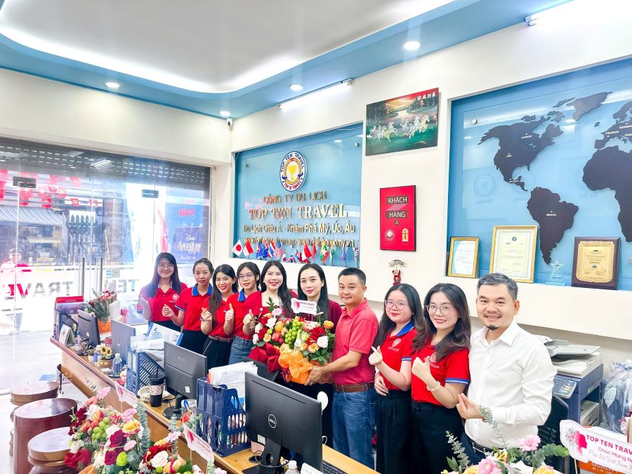 Không khí ngày lễ tràn ngập tại văn phòng của Top Ten Travel