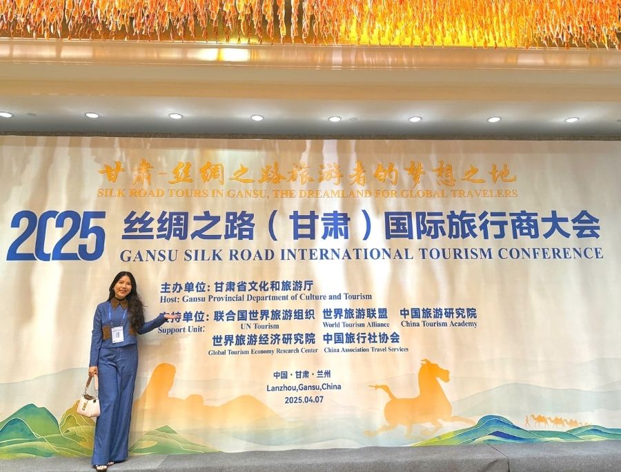 Bà Hoàng Minh Nhi - Giám Đốc Kinh Doanh Top Ten Travel tham dự  sự kiện "Hội Nghị Du Lịch Quốc Tế Con Đường Tơ Lụa Cam Túc 2025"
