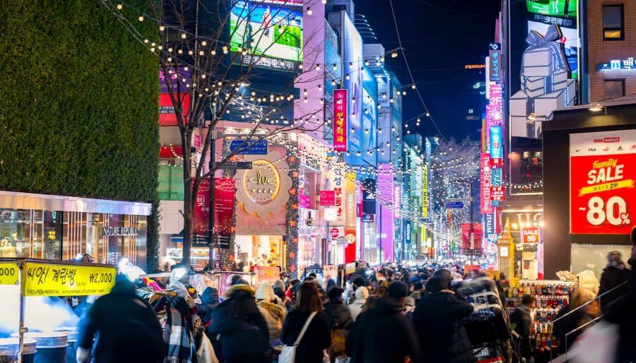 Myeongdong là nơi để bạn trải nghiệm nhịp sống về đêm của Seoul, thưởng thức ẩm thực đường phố hấp dẫn và mua sắm những món đồ ưng ý