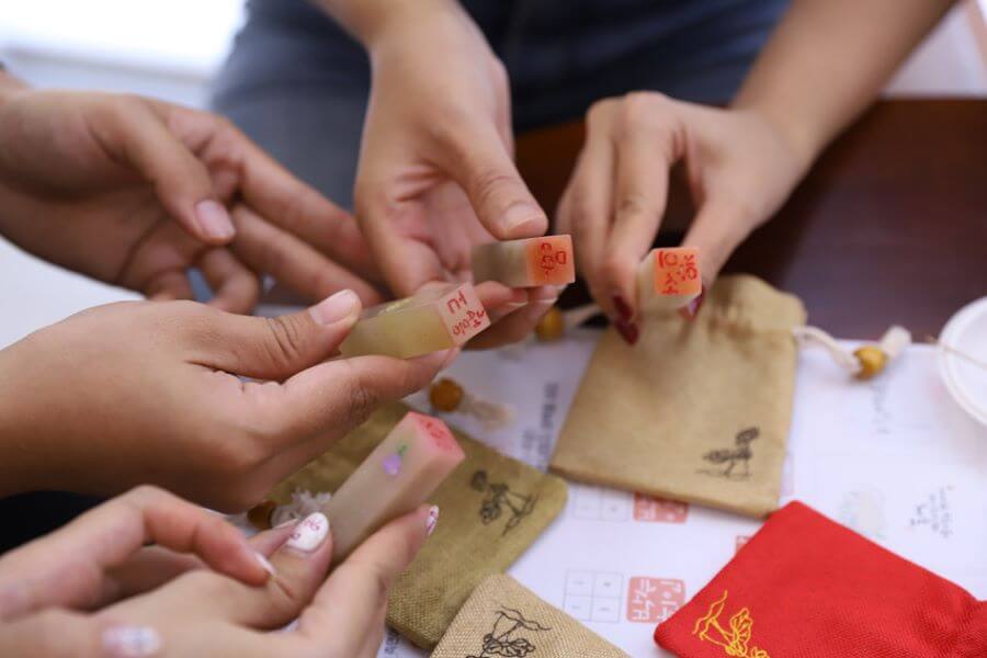Làm con dấu cá nhân là một trải nghiệm vô cùng thú vị tại Seoul mà bạn nên thử
