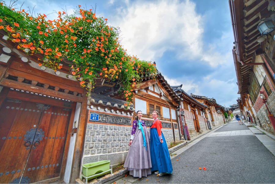 Bạn có thể thuê hanbok và chụp những bức ảnh tuyệt đẹp trong khung cảnh cổ kính của ngôi làng này nhé!
