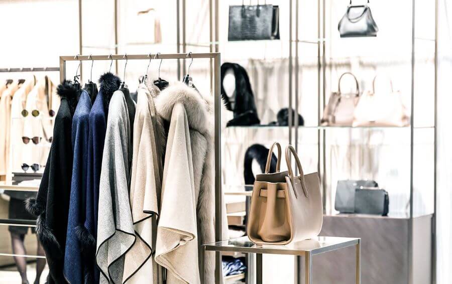 So sánh giá cả giữa các cửa hàng khác nhau sẽ giúp bạn tiết kiệm chi phí đáng kể khi mua sắm