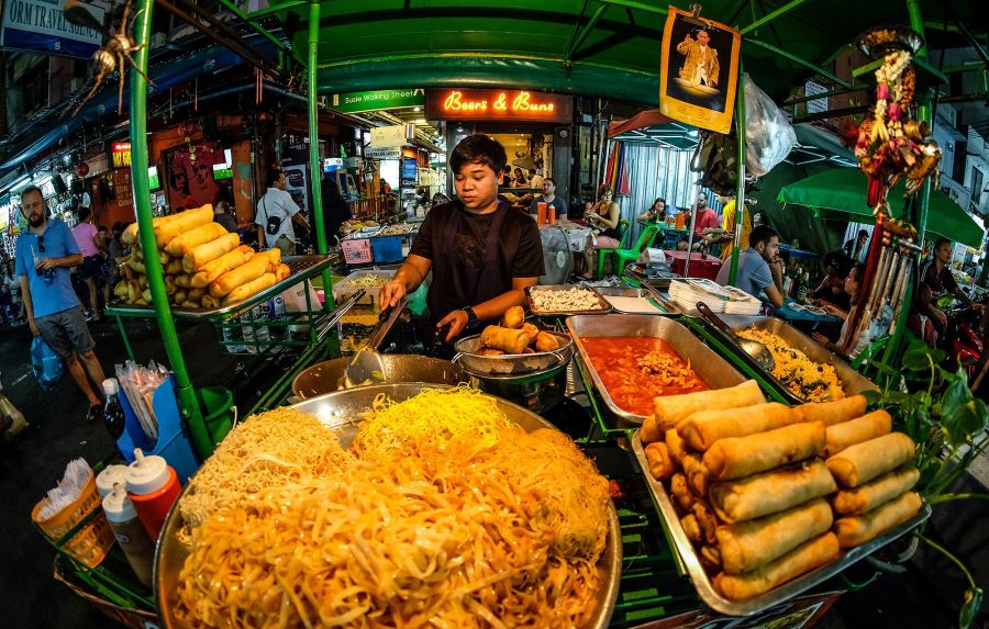 Khao San là khu vực nổi tiếng với những món ăn đường phố hấp dẫn