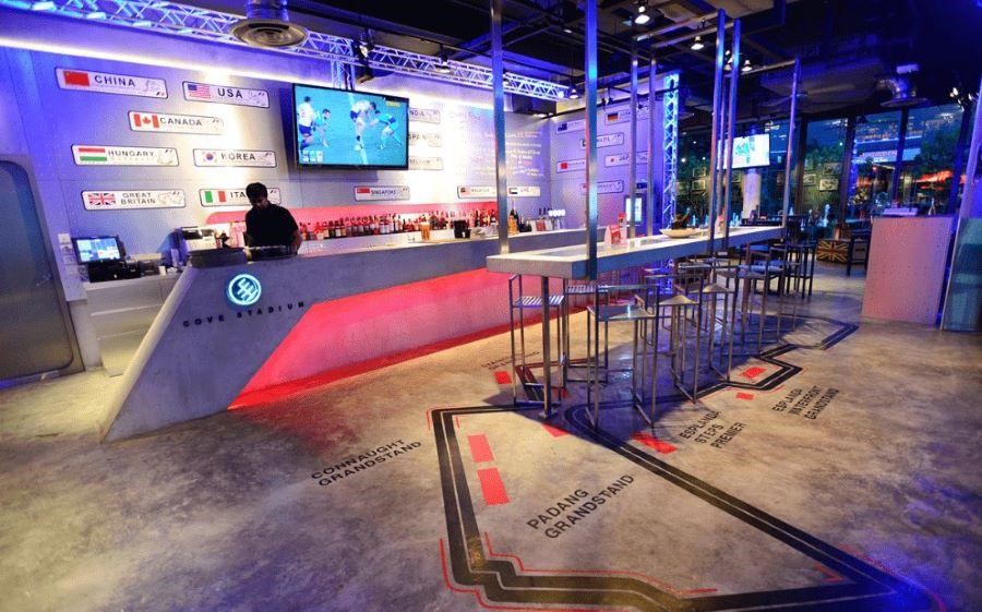 Sport Bar sở hữu không gian bên trong cũng sang trọng hơn với đồ nội thất sang trọng và thiết kế ánh sáng lãng mạn.