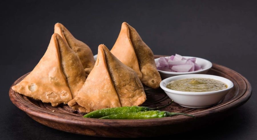 Samosa là một loại bánh truyền thống có hình tam giác rất phổ biến ở Ấn Độ