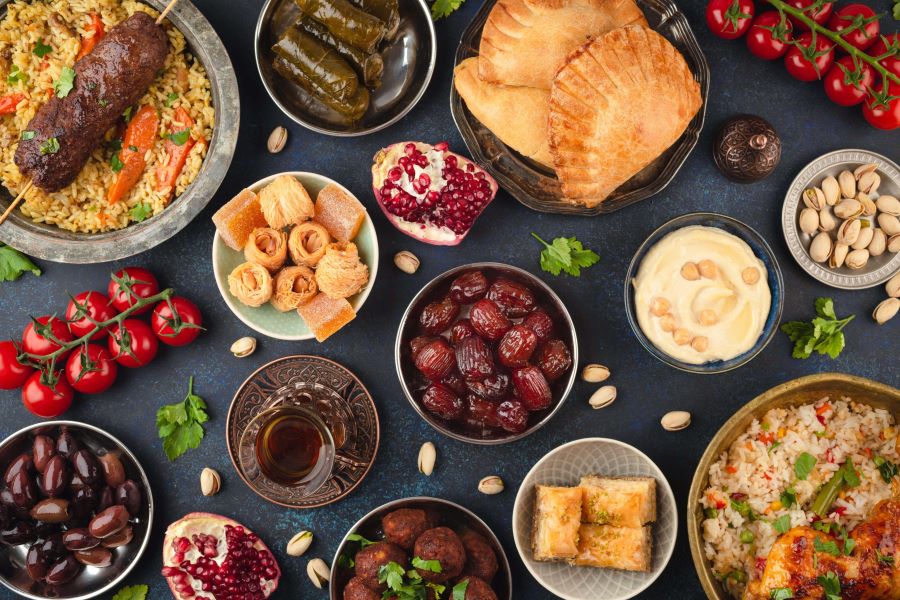 Người Hồi giáo ăn hai bữa chính trong tháng lễ Ramadan là Suhoor và Iftar 