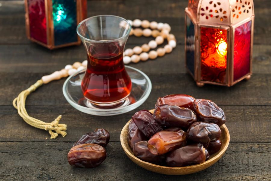 Các tín đồ Hồi giáo thường bắt đầu bữa ăn Iftar bằng một vài quả chà là 