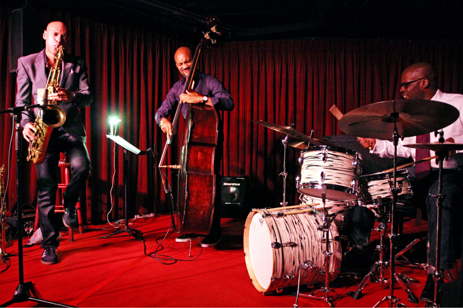 Một trải nghiệm không thể bỏ qua khi đến với New York chính là thưởng thức những giai điệu Jazz huyền thoại tại Village Vanguard