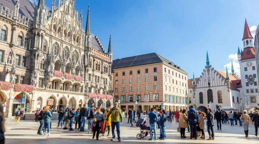 Quảng trường Marienplatz được bao quanh bởi hàng loạt các nhà hàng, quán cà phê, siêu thị, trung tâm thương mại,... 