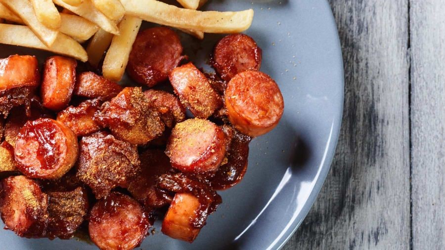 Món xúc xích Đức tẩm bột cà ri cực kỳ nổi tiếng