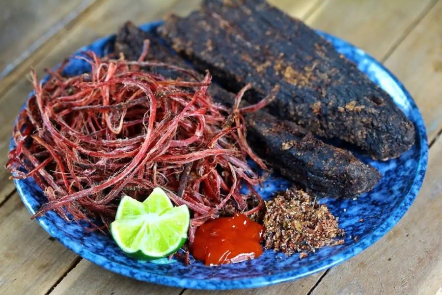 Thịt trâu gác bếp Tây Bắc có mùi khói thơm nhè nhẹ, dai dai, đậm đà gia vị 